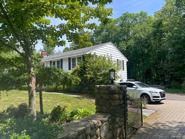 84 Lincoln St, West Bridgewater, MA 02379