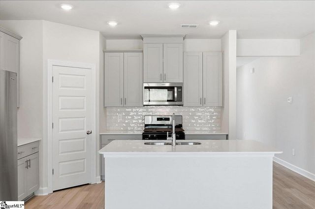 1556 Erindale Drive, Wellford, SC 29385