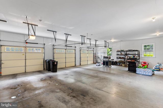 5611 MEADEVILLE RD, Gap, PA 17527