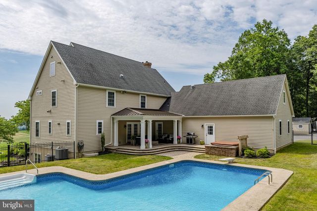 5611 MEADEVILLE RD, Gap, PA 17527