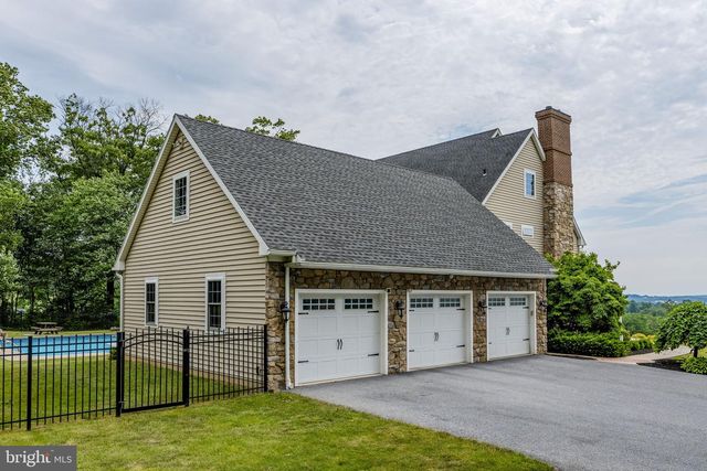 5611 MEADEVILLE RD, Gap, PA 17527