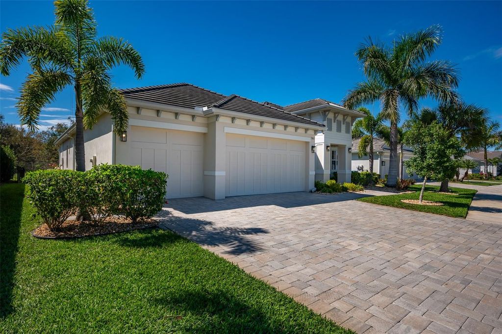 Image 9 of property listing at 7087 TAMWORTH PARKWAY, Sarasota, FL 34241