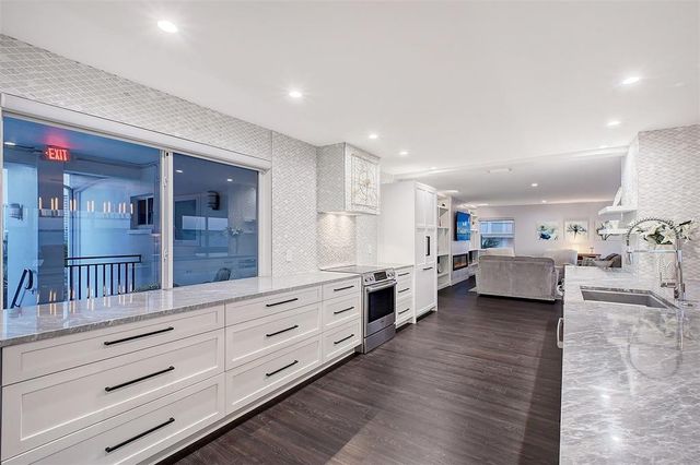 400 GOLDEN GATE POINT 51 & 52, Sarasota, FL 34236