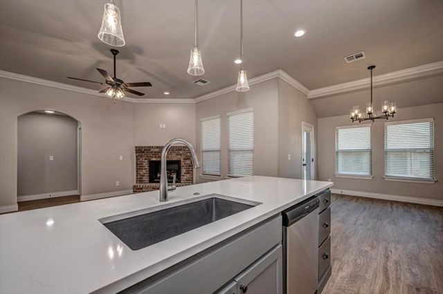 2001 W Crossbow Way, Mustang, OK 73064