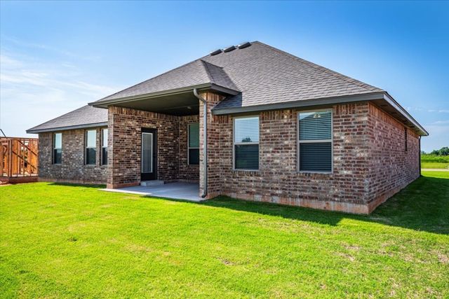 2001 W Crossbow Way, Mustang, OK 73064