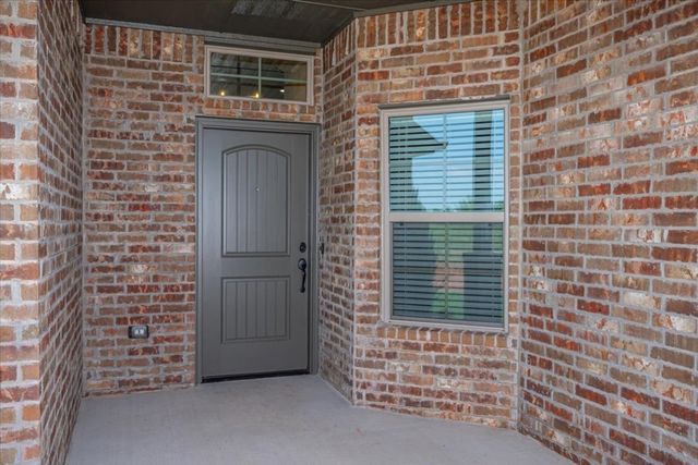 2001 W Crossbow Way, Mustang, OK 73064