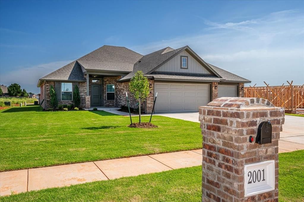 2001 W Crossbow Way, Mustang, OK 73064
