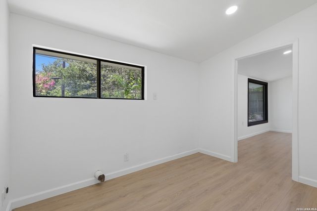 210 W Glenview, San Antonio, TX 78228