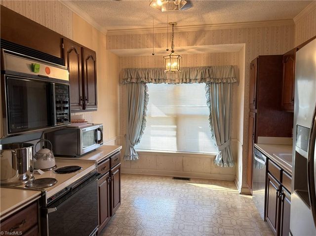 1806 Oakcrest Court, Winston-salem, NC 27106