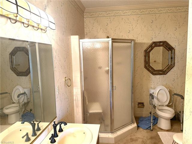 1806 Oakcrest Court, Winston-salem, NC 27106