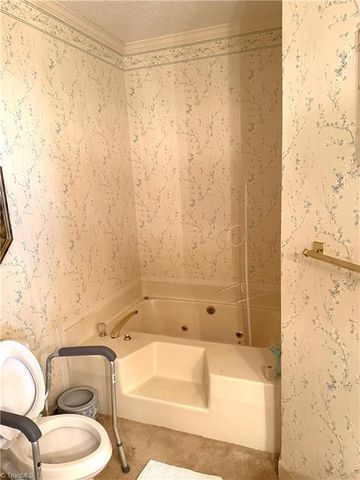 1806 Oakcrest Court, Winston-salem, NC 27106