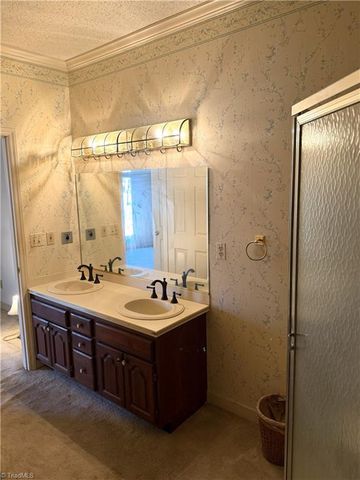 1806 Oakcrest Court, Winston-salem, NC 27106