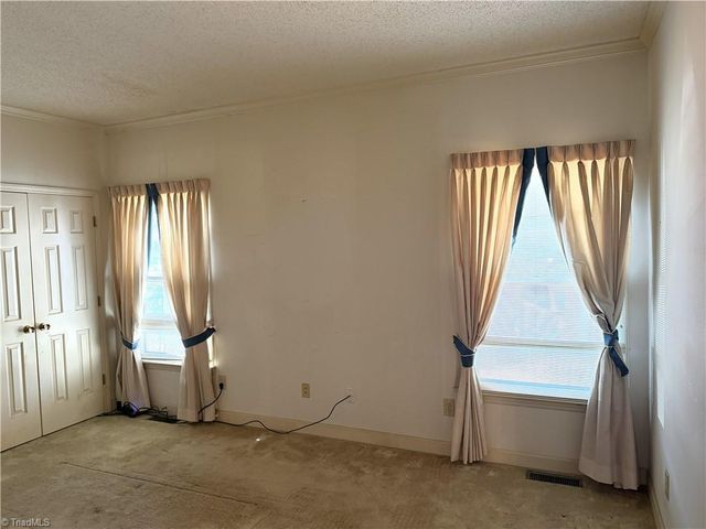 1806 Oakcrest Court, Winston-salem, NC 27106