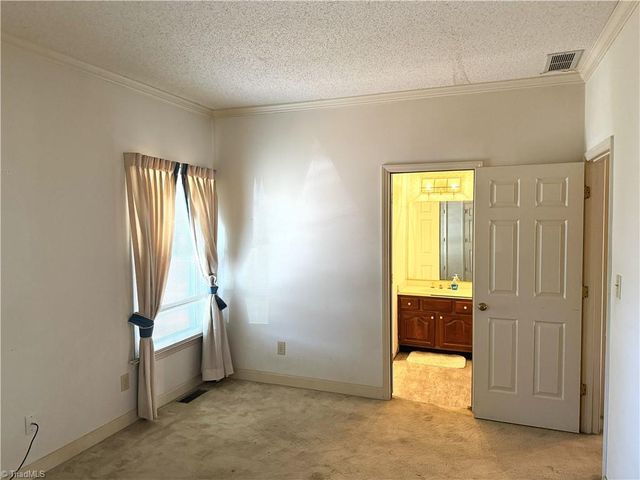 1806 Oakcrest Court, Winston-salem, NC 27106