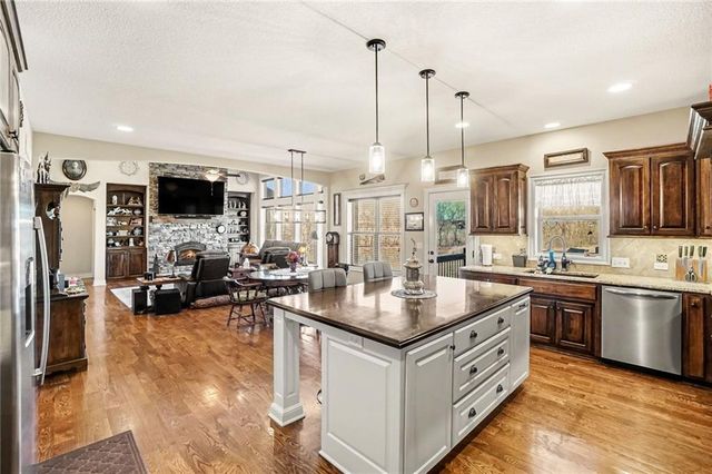 18401 SSR-W Highway, Smithville, MO 64089