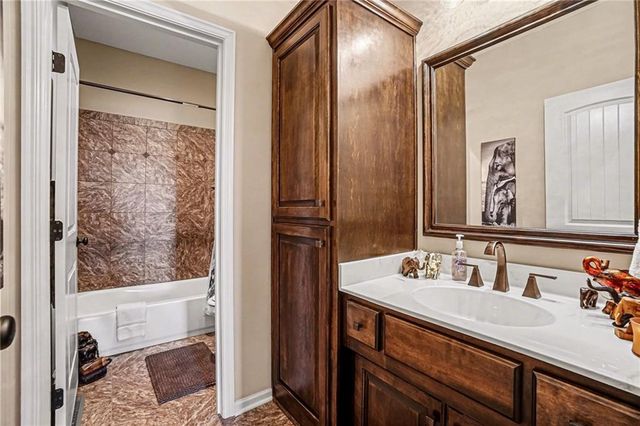 18401 SSR-W Highway, Smithville, MO 64089