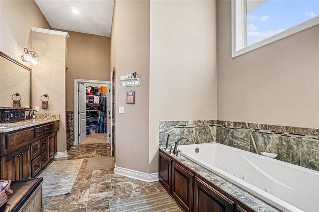 18401 SSR-W Highway, Smithville, MO 64089