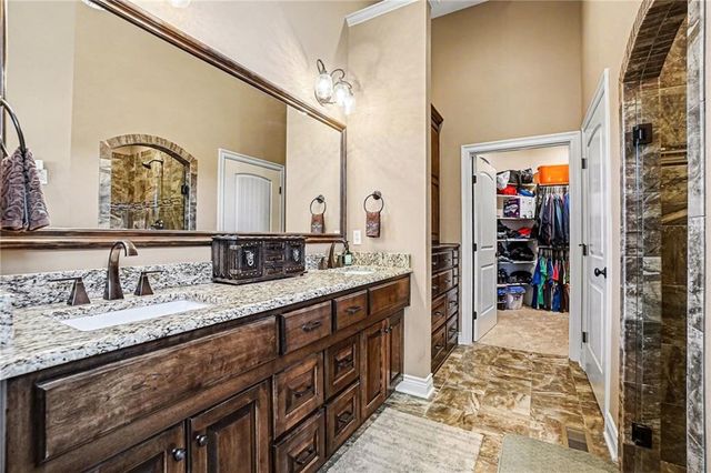 18401 SSR-W Highway, Smithville, MO 64089