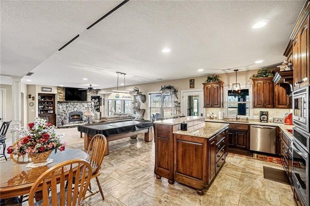 18401 SSR-W Highway, Smithville, MO 64089