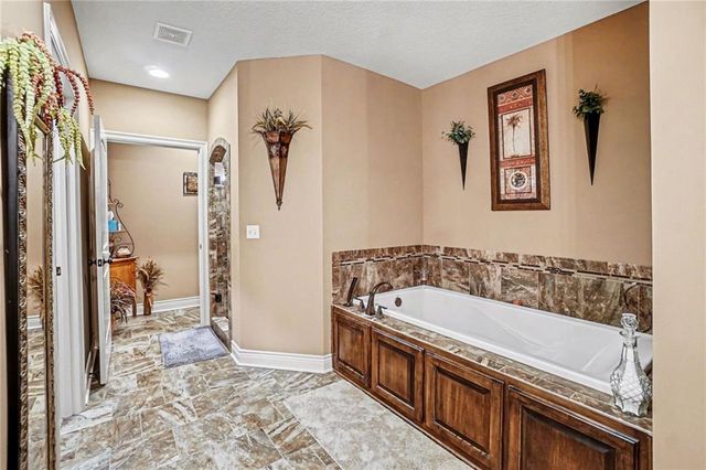 18401 SSR-W Highway, Smithville, MO 64089