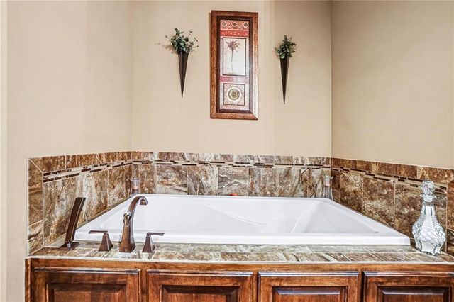 18401 SSR-W Highway, Smithville, MO 64089