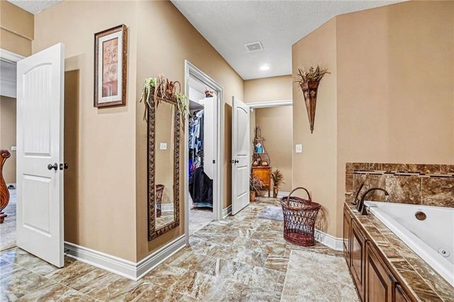 18401 SSR-W Highway, Smithville, MO 64089