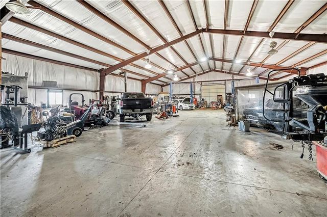 18401 SSR-W Highway, Smithville, MO 64089
