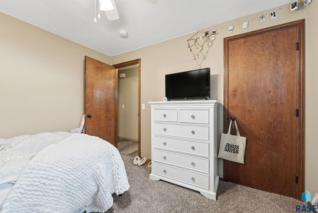 7908 W Pettigrew Ln Lane, Sioux Falls, SD 57106