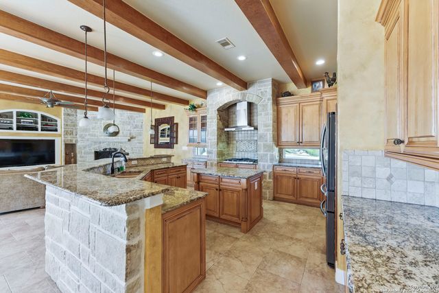 211 Macaw Ln, Spring Branch, TX 78070