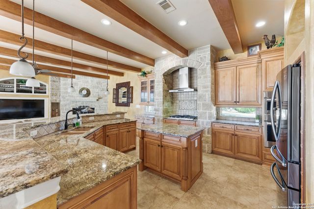211 Macaw Ln, Spring Branch, TX 78070