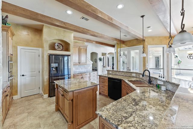 211 Macaw Ln, Spring Branch, TX 78070