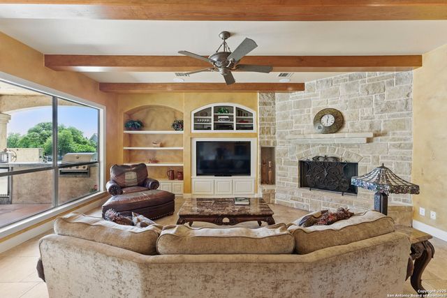 211 Macaw Ln, Spring Branch, TX 78070