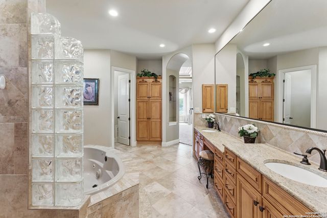 211 Macaw Ln, Spring Branch, TX 78070