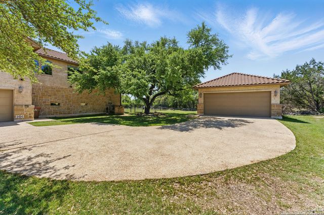 211 Macaw Ln, Spring Branch, TX 78070