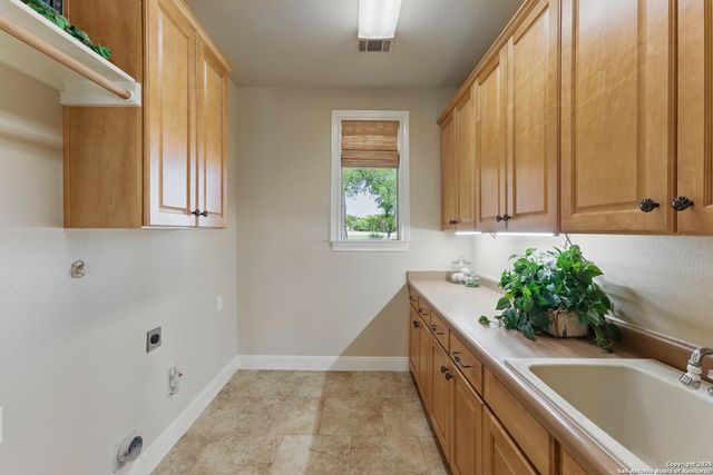 211 Macaw Ln, Spring Branch, TX 78070
