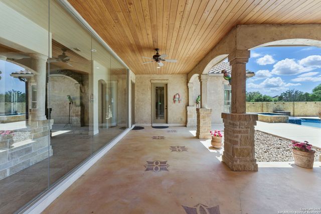211 Macaw Ln, Spring Branch, TX 78070