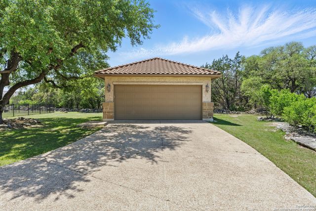 211 Macaw Ln, Spring Branch, TX 78070