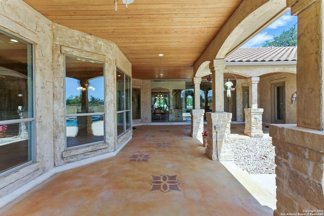 211 Macaw Ln, Spring Branch, TX 78070