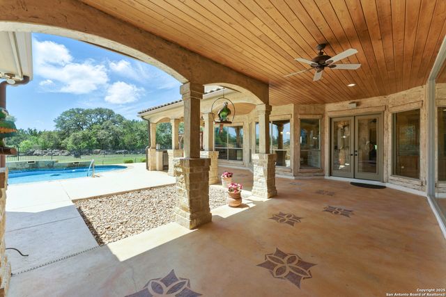 211 Macaw Ln, Spring Branch, TX 78070