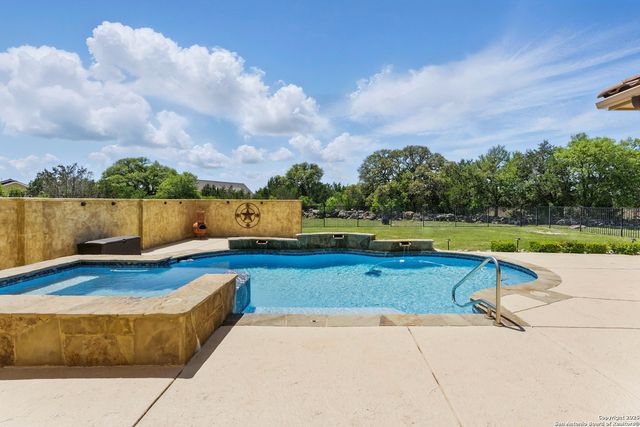 211 Macaw Ln, Spring Branch, TX 78070