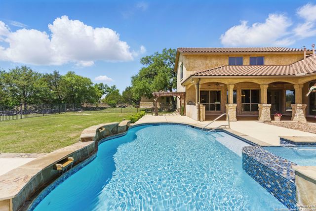 211 Macaw Ln, Spring Branch, TX 78070