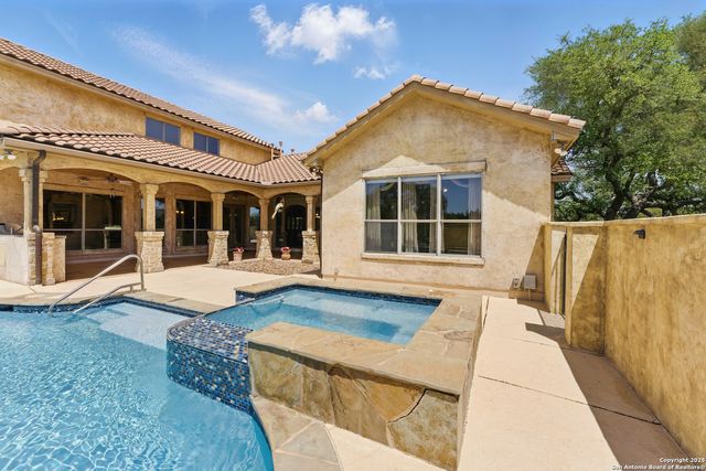 211 Macaw Ln, Spring Branch, TX 78070