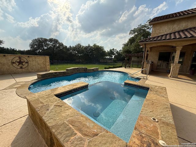 211 Macaw Ln, Spring Branch, TX 78070