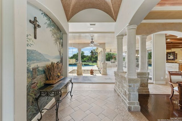 211 Macaw Ln, Spring Branch, TX 78070