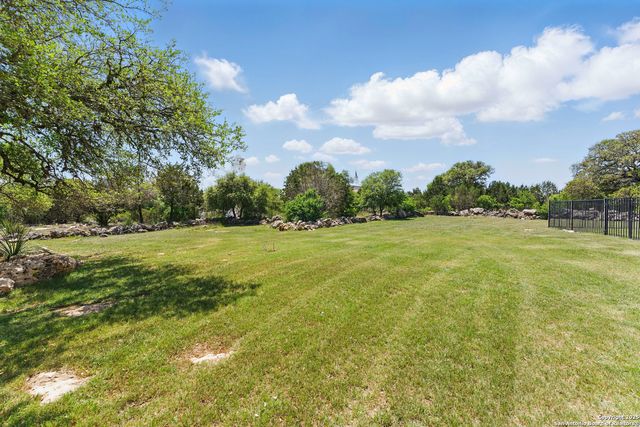 211 Macaw Ln, Spring Branch, TX 78070