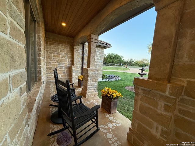 211 Macaw Ln, Spring Branch, TX 78070