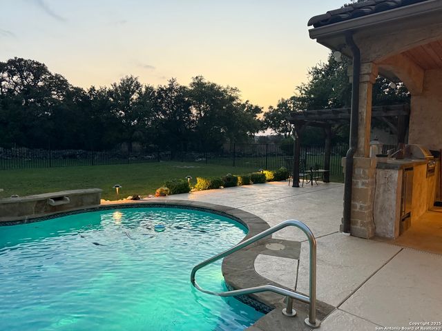 211 Macaw Ln, Spring Branch, TX 78070