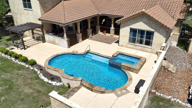 211 Macaw Ln, Spring Branch, TX 78070