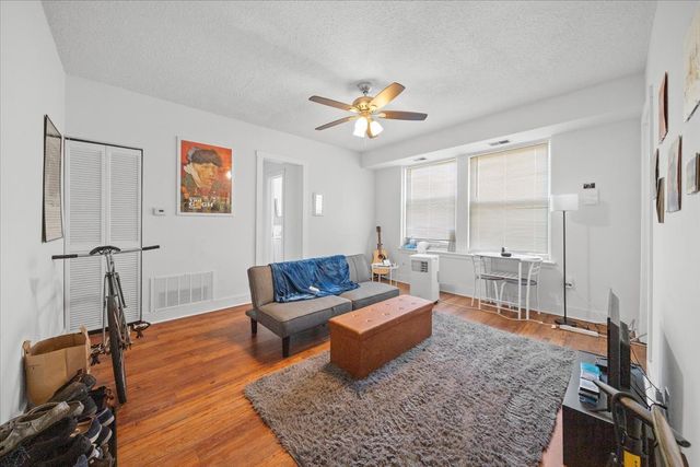 3727 N Pine Grove Avenue 209, Chicago, IL 60613