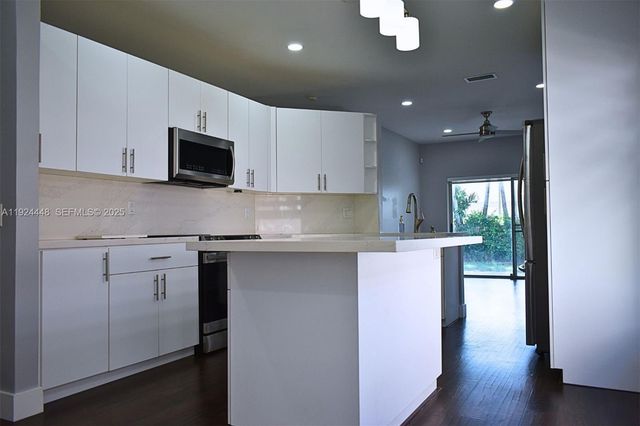 6254 NW 38th Dr, Coral Springs, FL 33067